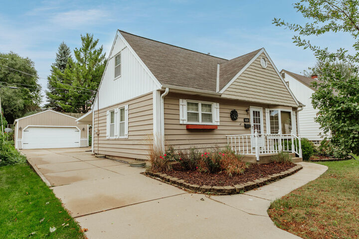 6123 W Idaho St  Milwaukee WI 53219 photo