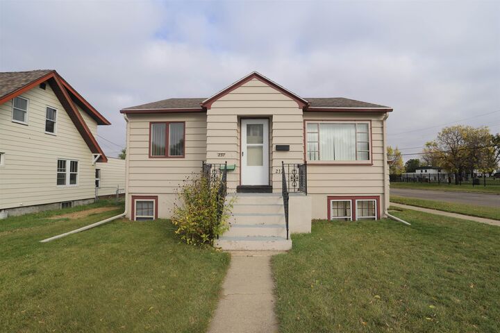 237 12th Av SE  Minot ND 58701 photo