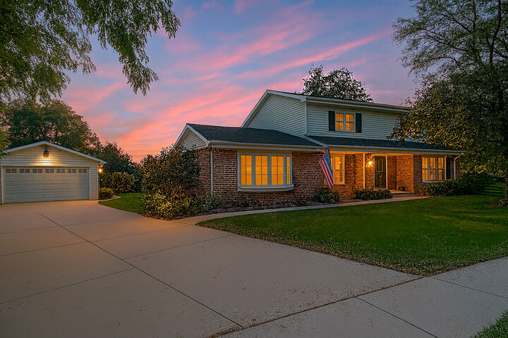 Property Photo: 2405 E Miner Street IL 60004