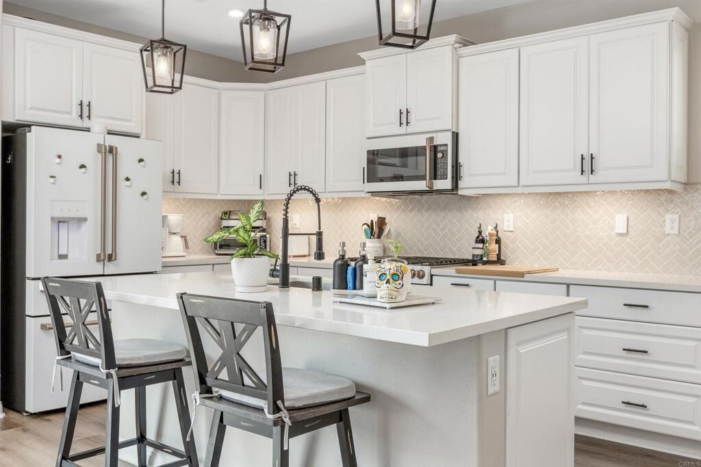 Property Photo:  1533 Laurelwood Way  CA 92056 