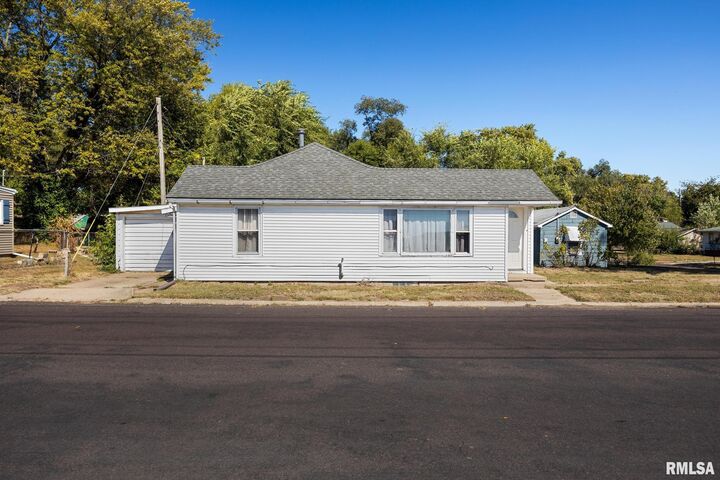Property Photo: 1423-1425 S 13th Street IL 61554