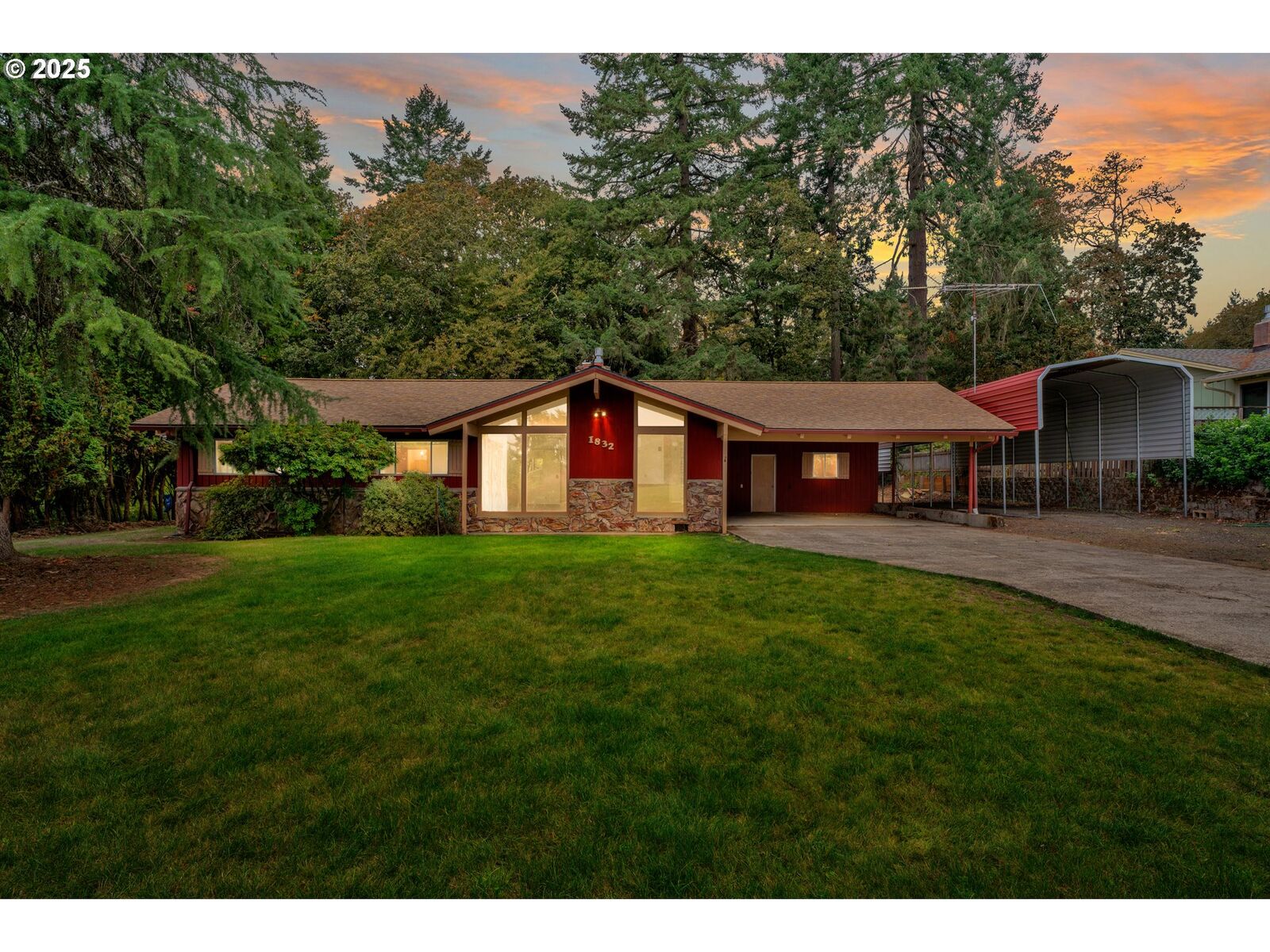 Property Photo:  1832 NW Douglas Pl  OR 97330 