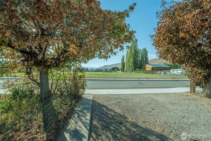 Property Photo:  1511  Center Street  WA 98850 