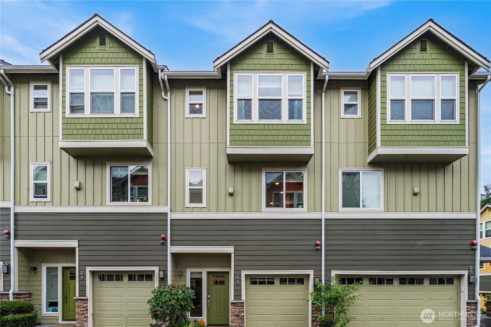Property Photo: 23000 NE 8th E5 WA 98074