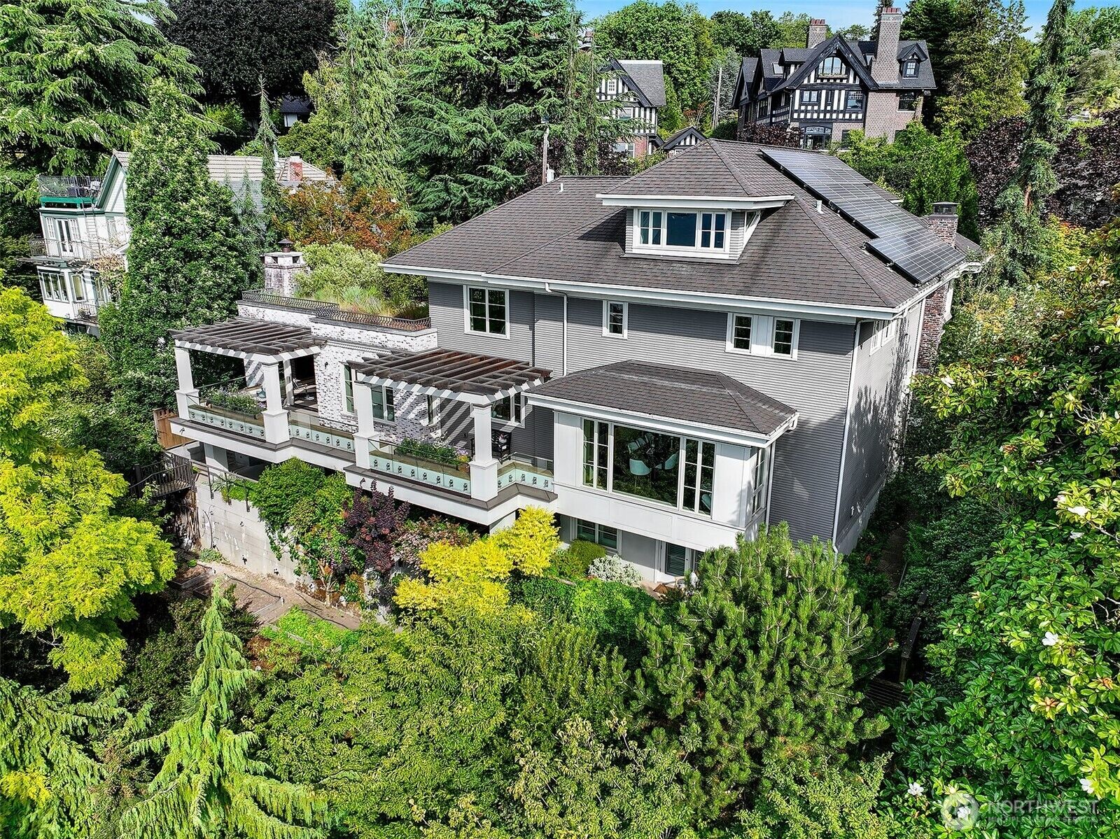 Property Photo: 1065 Summit Avenue E WA 98102