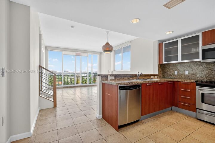 Property Photo:  2021 SW 3rd Ave Ph-3  FL 33129 