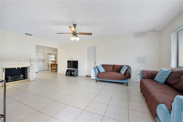 Property Photo: 621 SW 5th Ct FL 33009