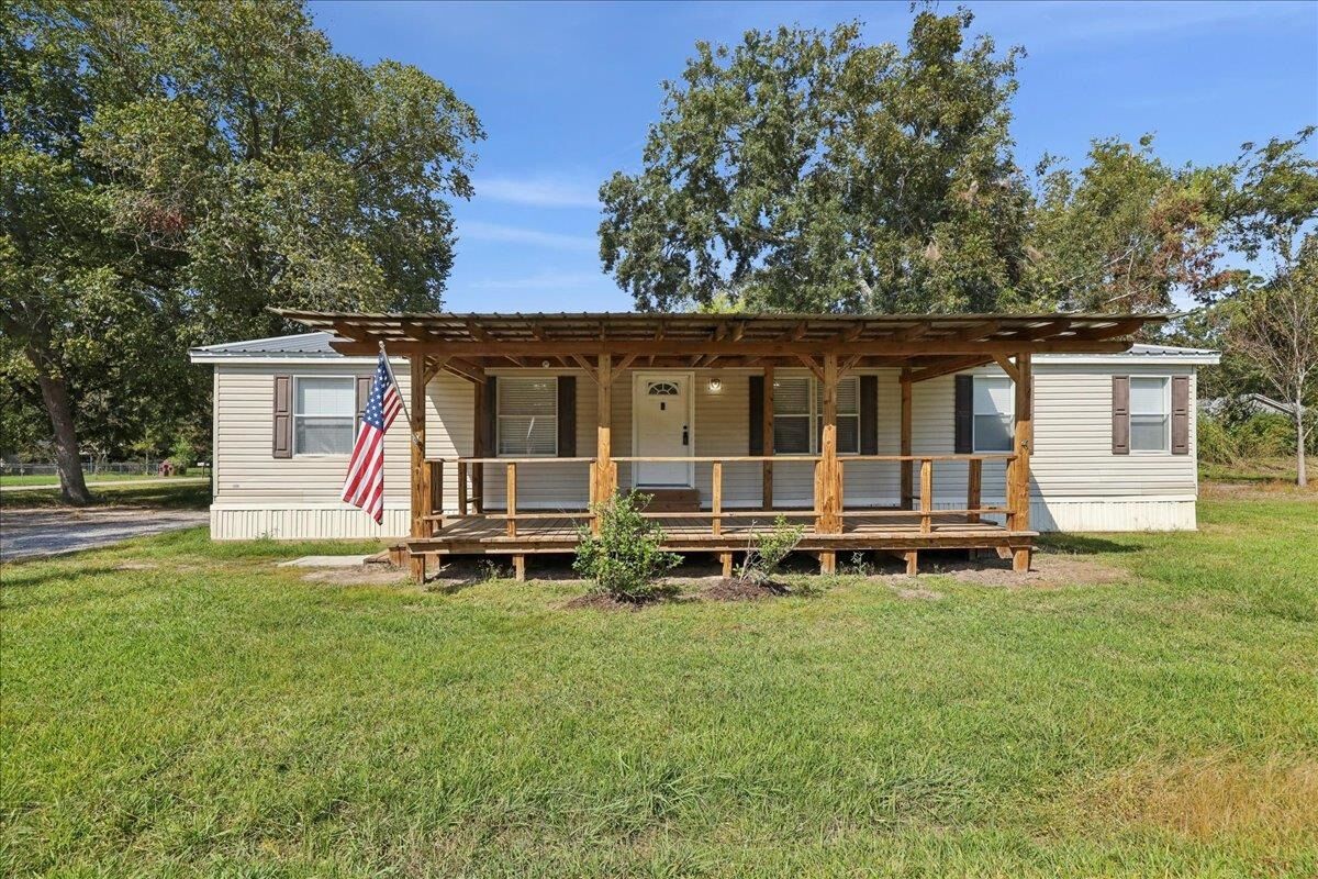 Property Photo:  510 Moye St  TX 77659
