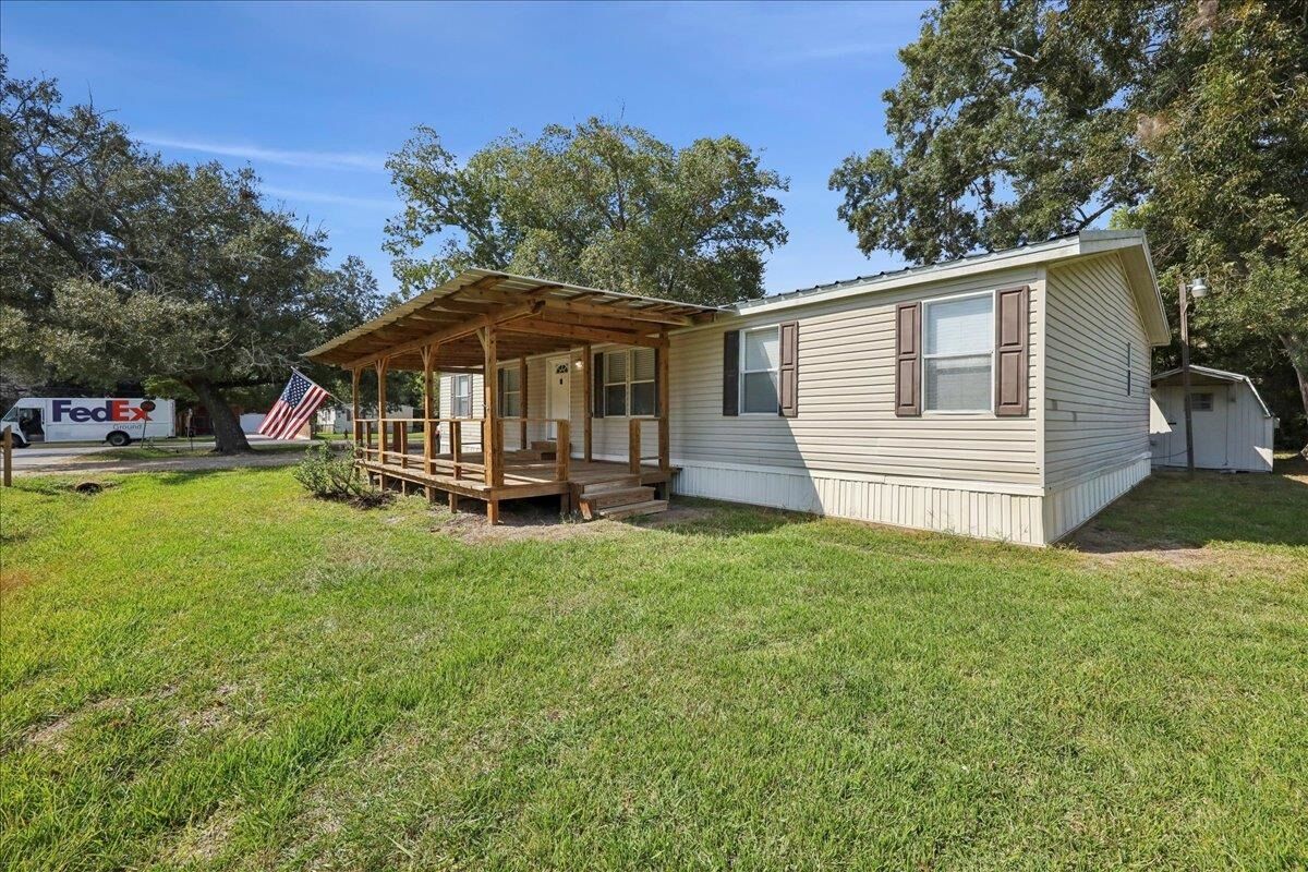 Property Photo: 510 Moye St TX 77659