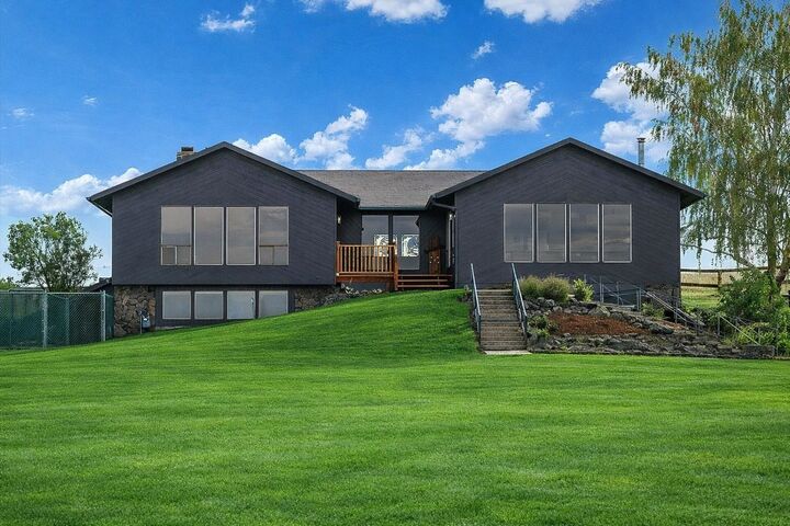 Property Photo: 1112 E Jennings Rd WA 99031