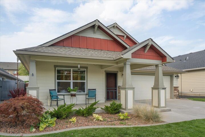 Property Photo: 6832 S Blackwing Ct WA 99224