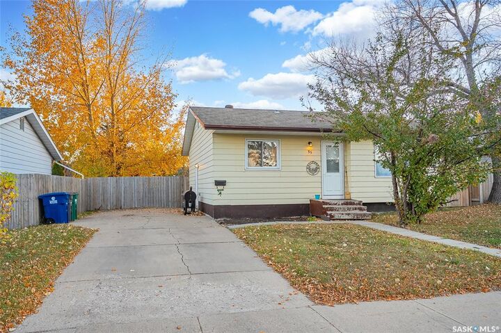 Property Photo:  35 Bernard Crescent  SK S7L 5L6 