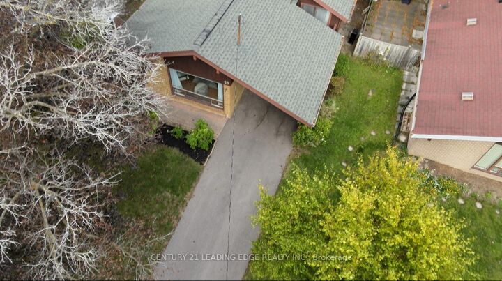Property Photo: 25 Oakley Boulevard ON M1P 3P5