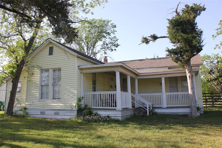 Property Photo: 401 Shaw Street TX 76574