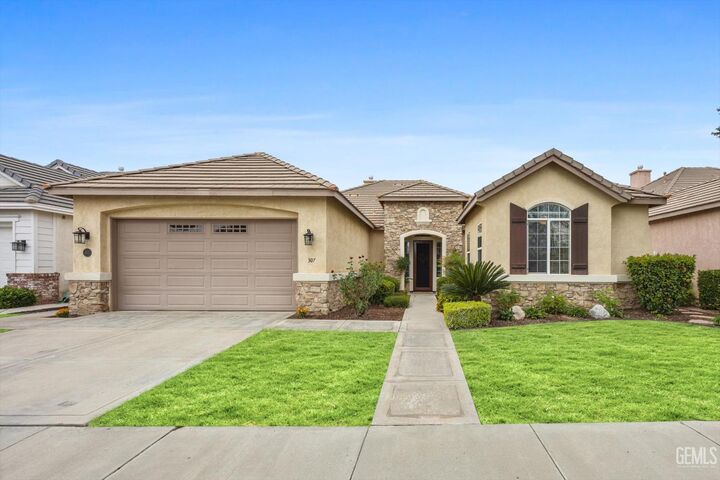 Property Photo: 307 Coachman Way CA 93312