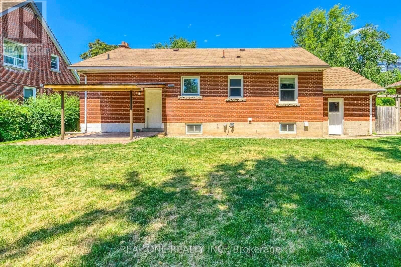 Property Photo: 2048 Edinburgh Drive Lower ON L7R 2C9