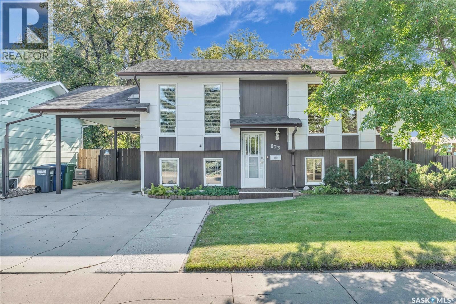 Property Photo: 623 Priel Crescent SK S7M 4K9