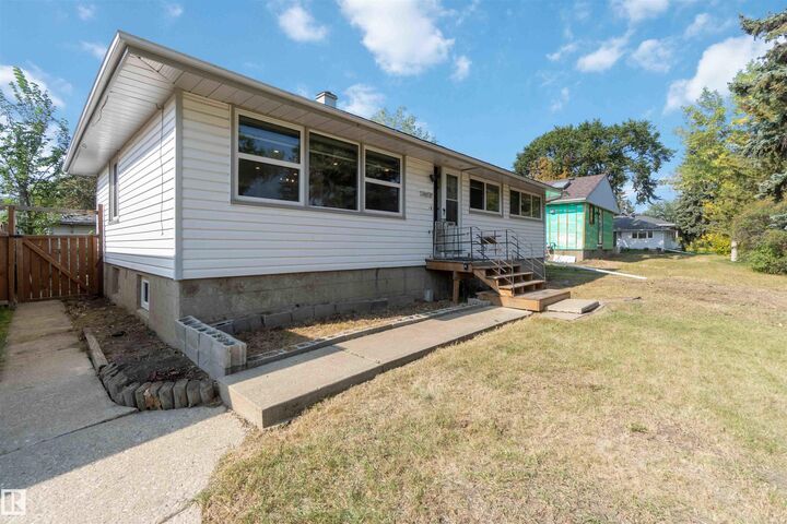 Photo de la propriété:  12268 131 Street NW  AB T5L 1M9