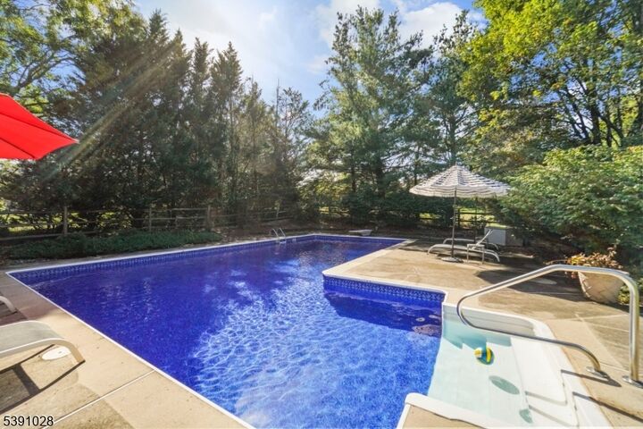 Property Photo: 11 Briar Hill Ct NJ 08502