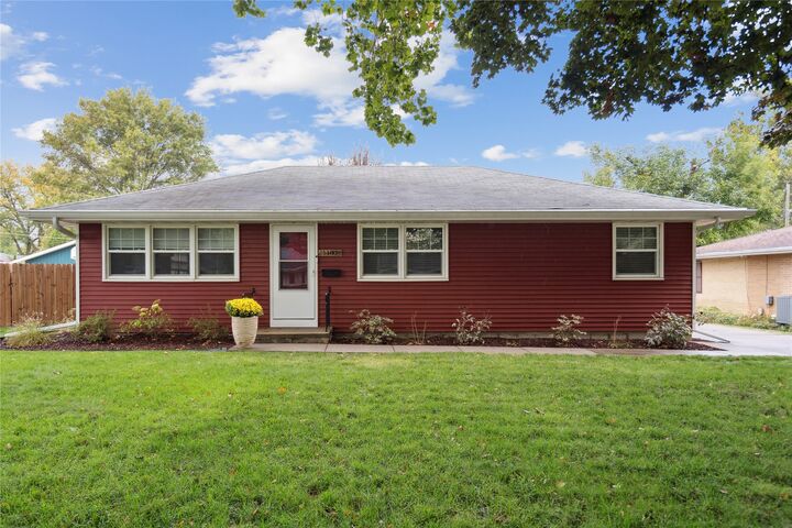 Property Photo:  1102 NW 2nd Street  IA 50023