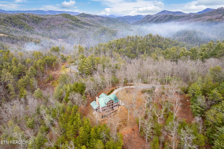 Property Photo:  504 Twin Oak Mountain Lane  TN 37882 
