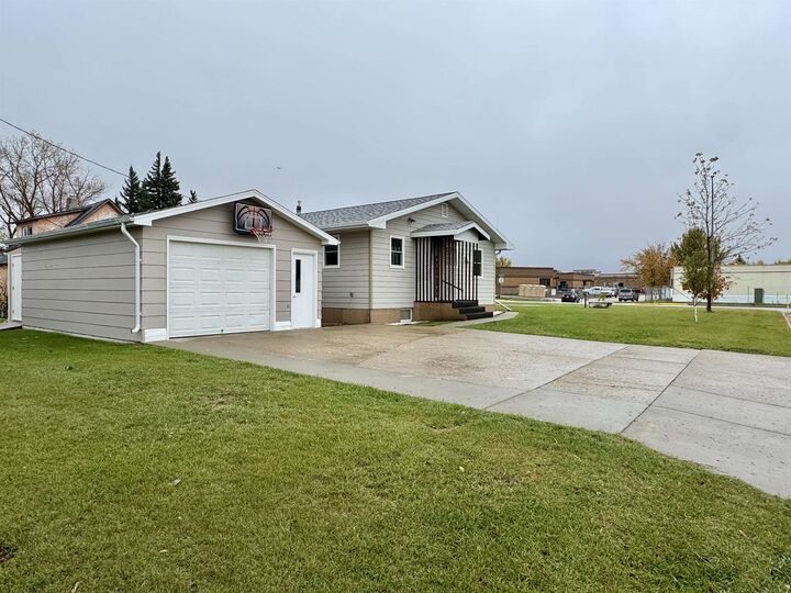 Property Photo:  603 SE 6th Ave  ND 58784