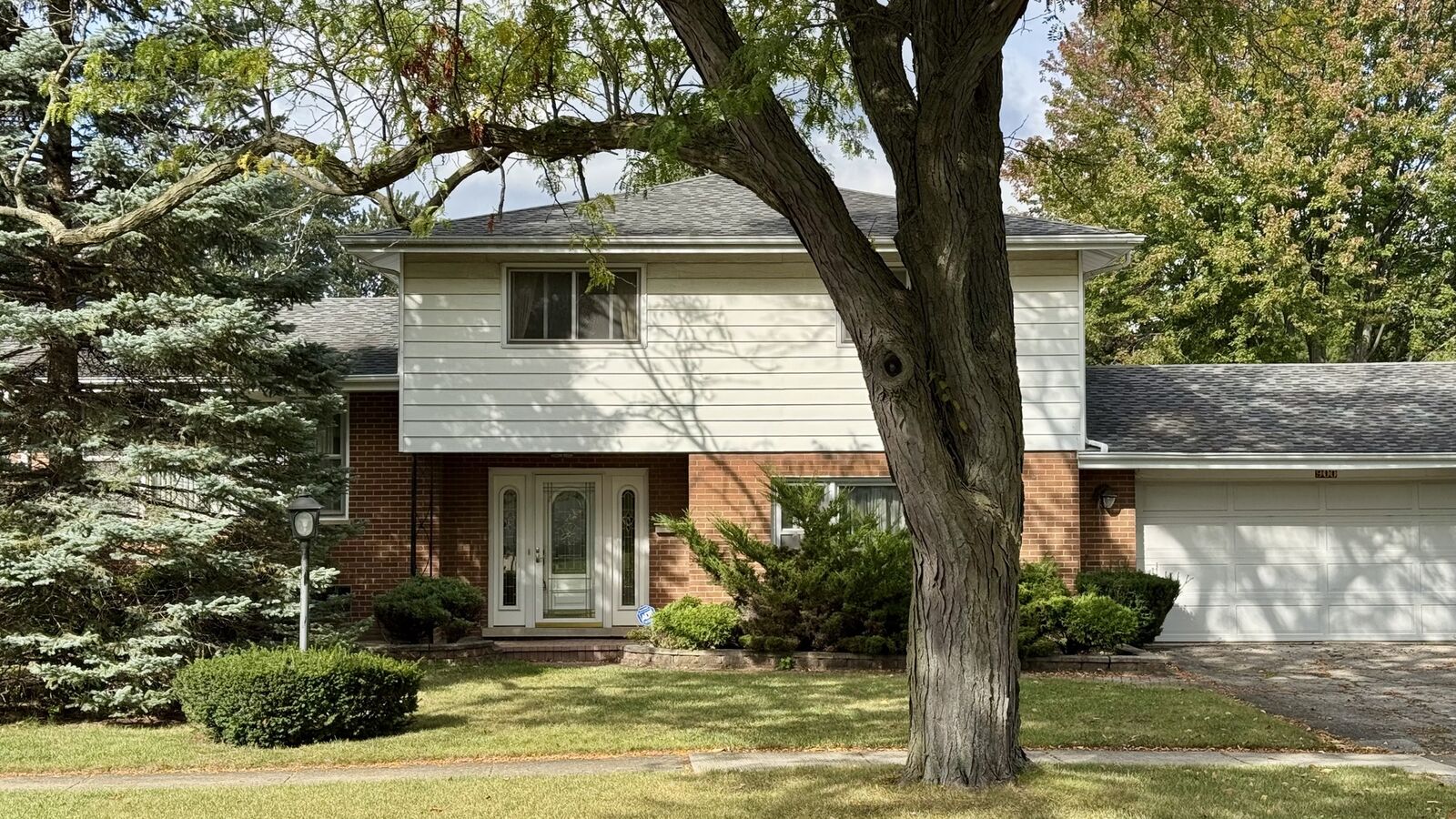 Property Photo: 900 E Golfview Drive IL 60056