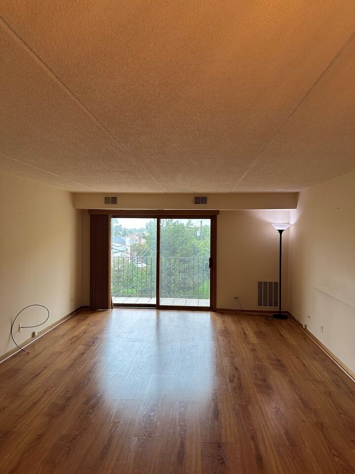 Property Photo: 6460 W Belle Plaine Avenue 407 IL 60634