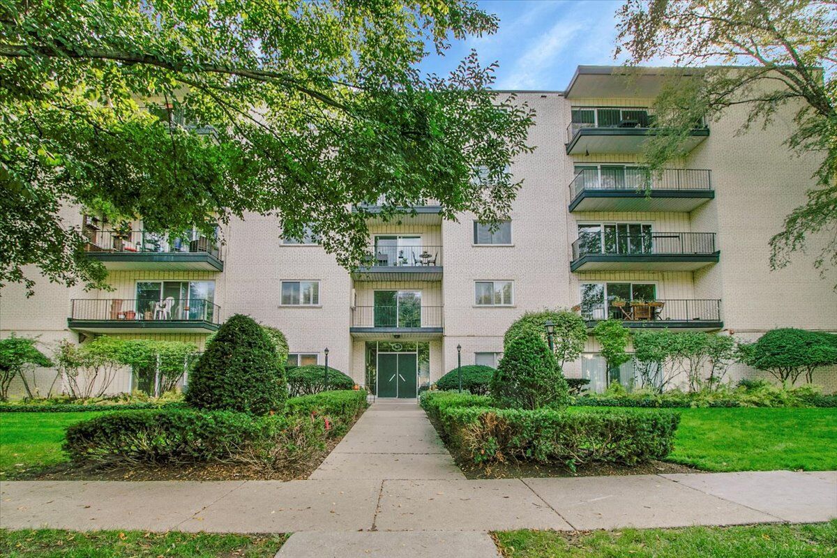 Property Photo:  820 Oakton Street 2B  IL 60202 