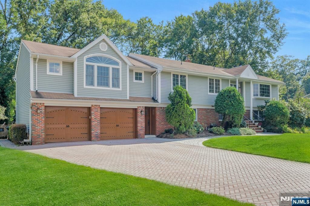 Property Photo:  18 Bayberry Drive  NJ 07645 