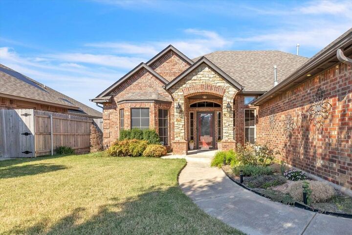 Property Photo:  557 W Pine Rose Court Way  OK 73064 