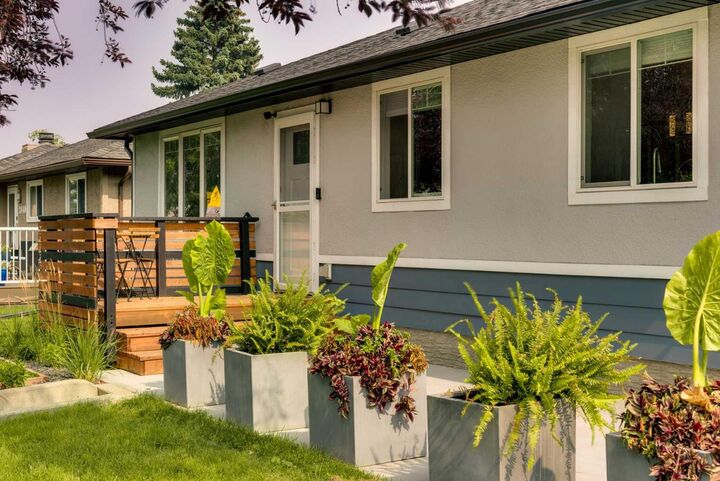 Property Photo:  2444 45 Street SE  AB T2B 1K4