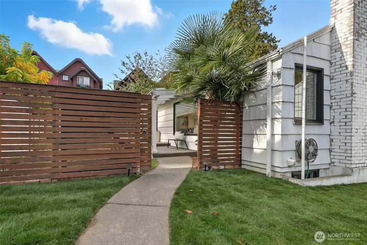 1018 NE 96th Street  Seattle WA 98115 photo