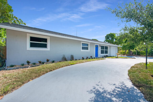 Property Photo: 1605 E Place FL 33407