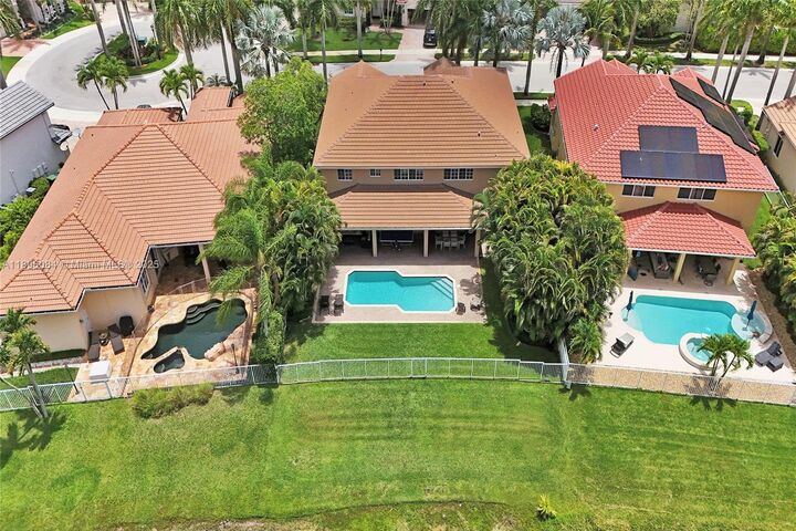 Property Photo: 2509 Hunters Run Way FL 33327