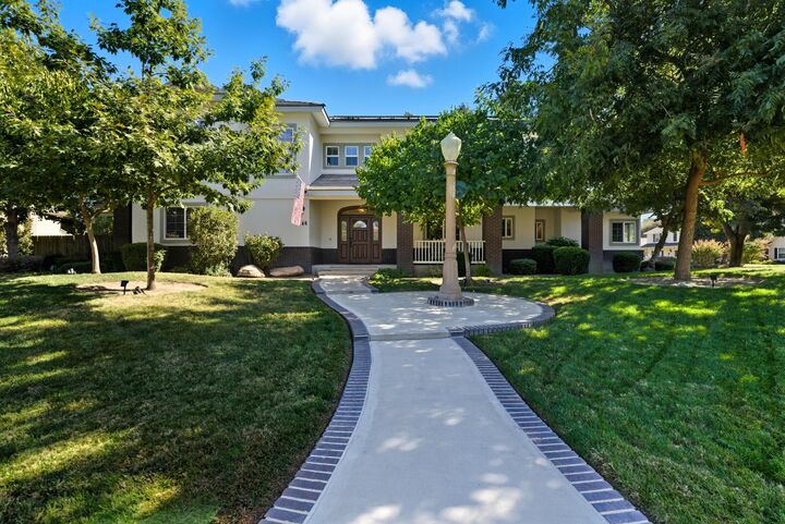 Property Photo:  1646 S Bluegrass Court  CA 93277 