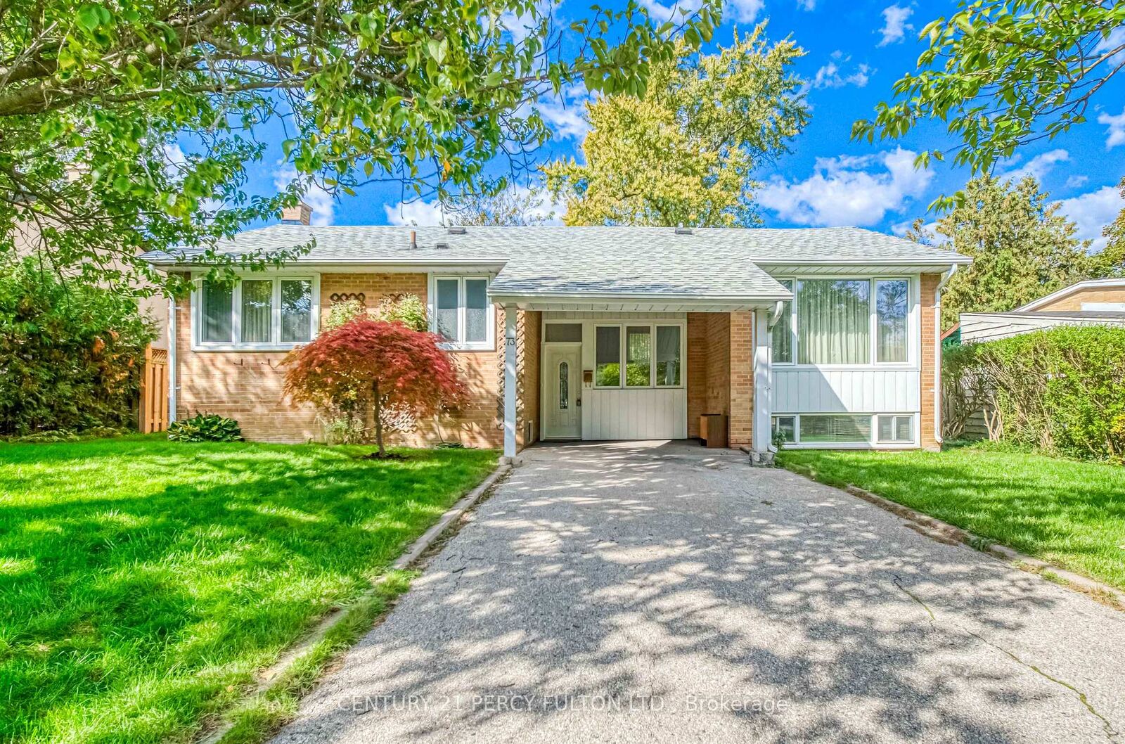 Property Photo:  73 Berkinshaw Crescent  ON M3B 2T1