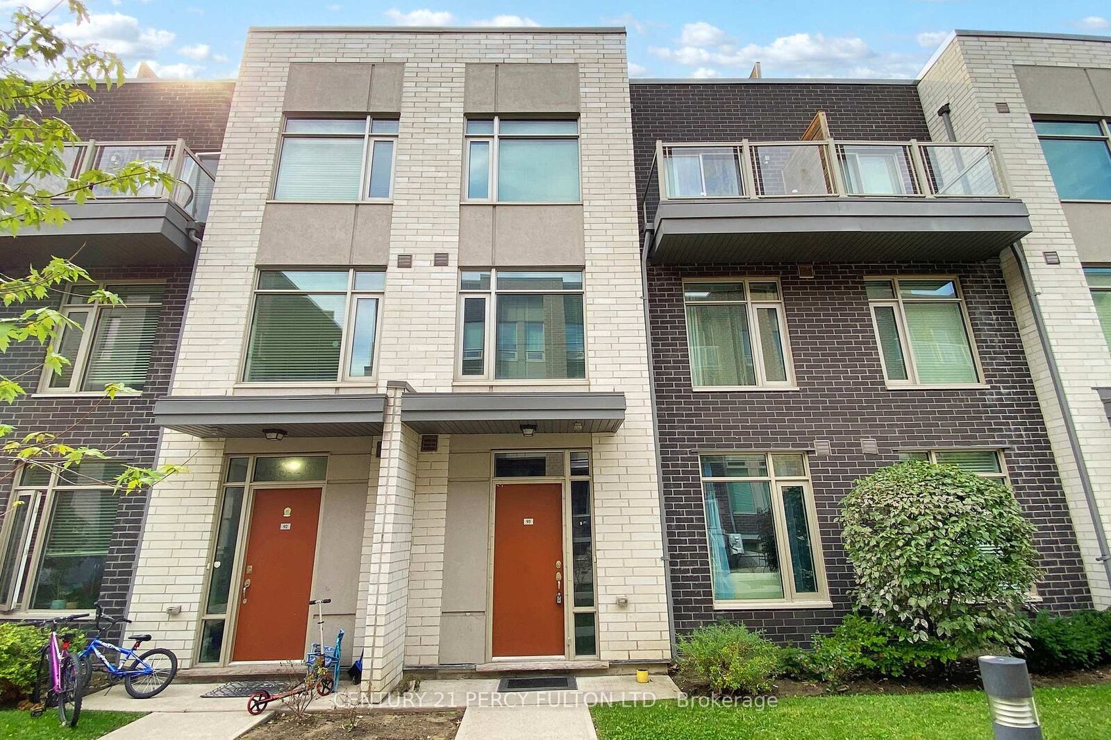 Photo de la propriété: 15 Applewood Lane 93 ON M9C 2Z7