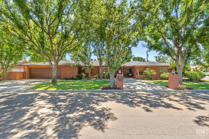 Property Photo: 7235 Meadowbrook Lane CA 93309