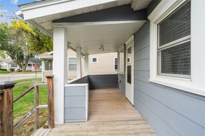 Property Photo:  820 M Ave NW  IA 52405 
