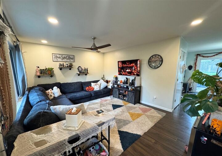 Property Photo: 3411 Willow Dr NE IA 52317