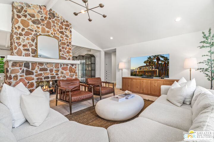 Property Photo: 418 E Via Colusa CA 92262