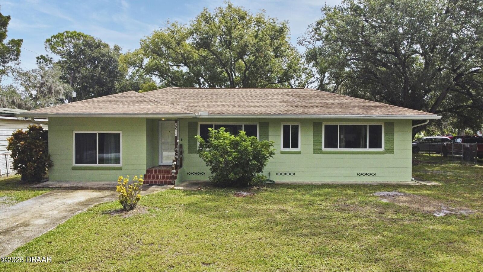 Property Photo:  5585 Lancewood Circle S  FL 32127 