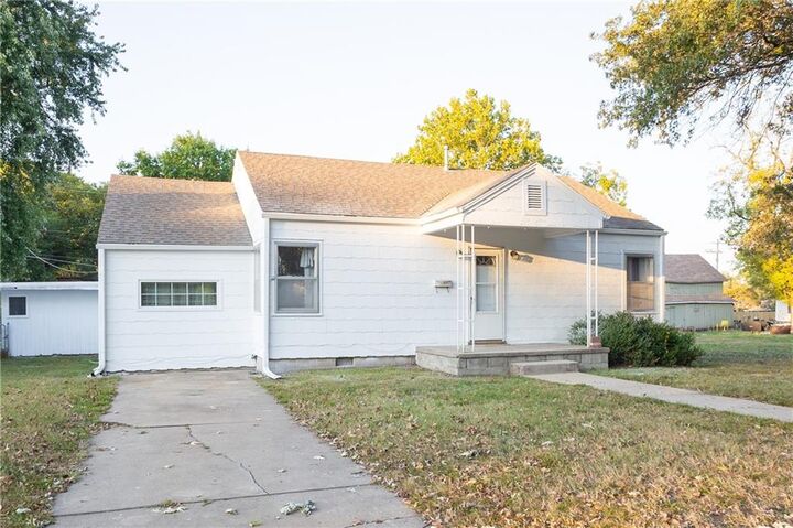Property Photo: 1018 E 5th Street KS 67335