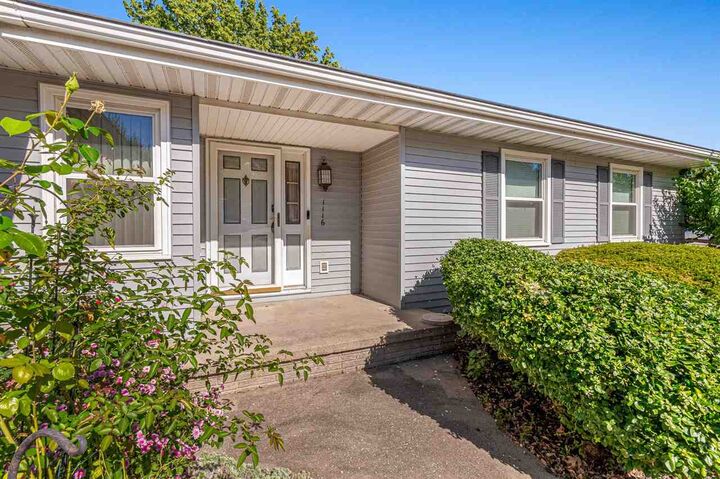 Property Photo: 1116 Briar Dr IA 52240