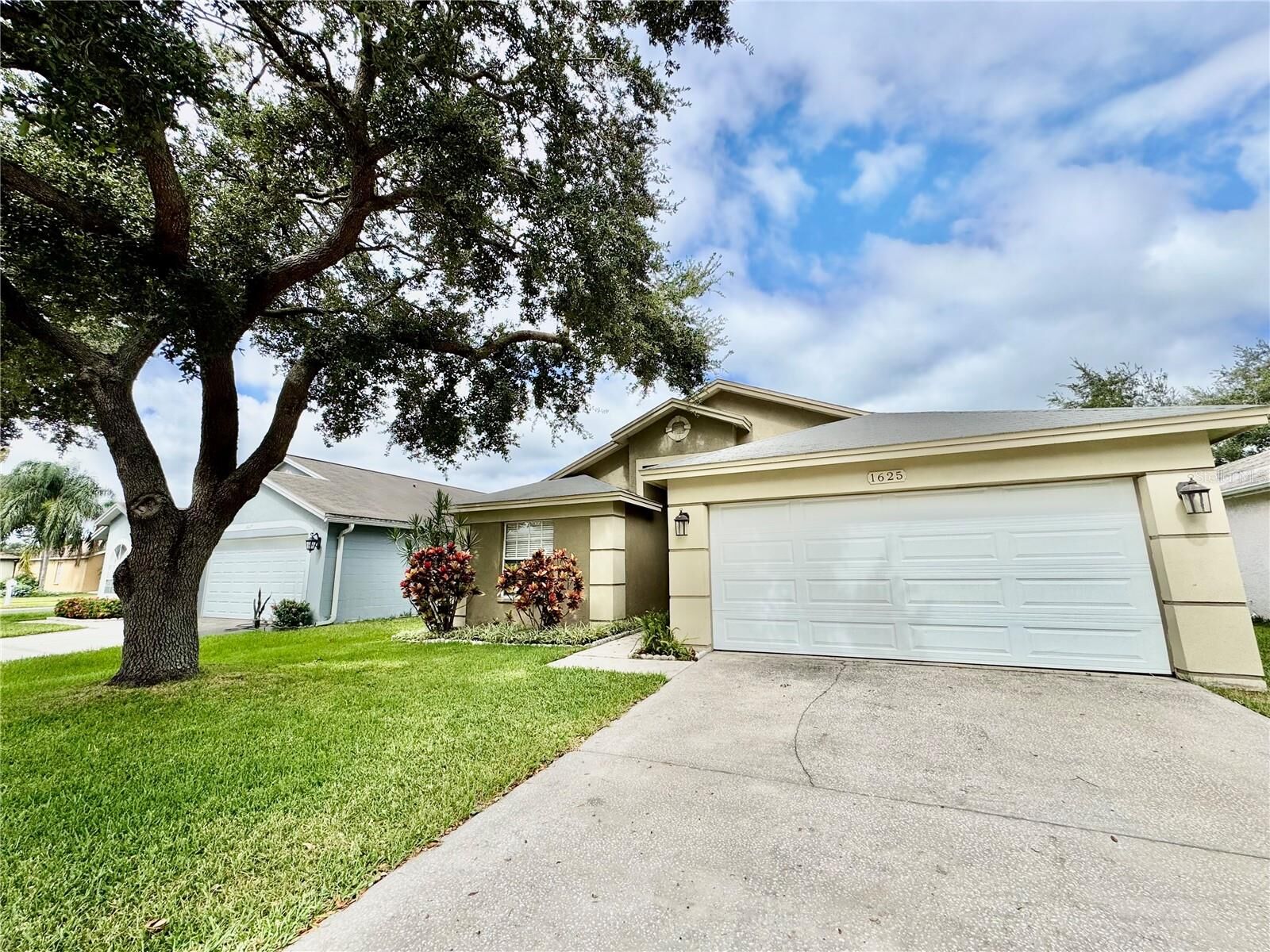 Property Photo: 1625 Portsmouth Lake Drive FL 33511