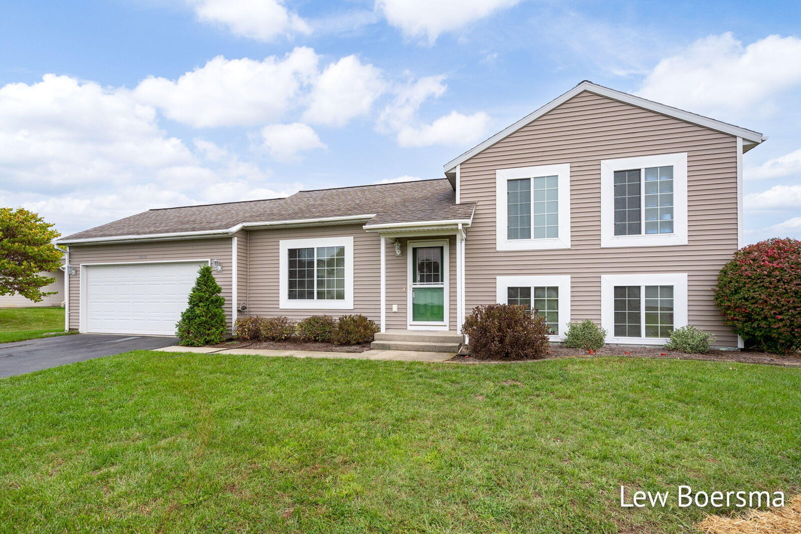 Property Photo:  14692 Ivorystone Drive NE  MI 49319