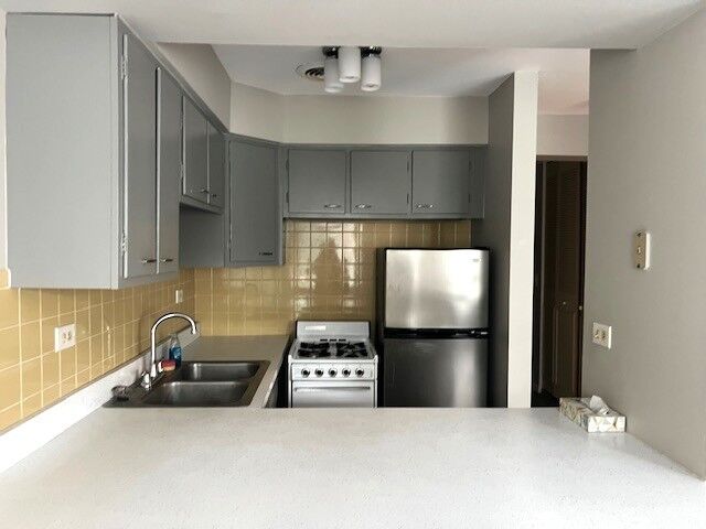 Property Photo: 5348 N Cumberland Avenue 204 IL 60656