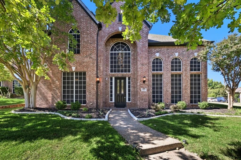 Property Photo: 1304 Camberley Court TX 76248