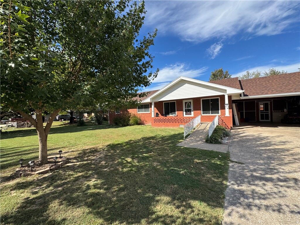 Property Photo:  419 W Hannibal Street  AR 72761 